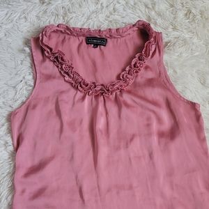 Es una blusa muy linda color rosa